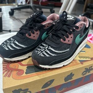 Nike Black and Pink Sneakers with Green Logo